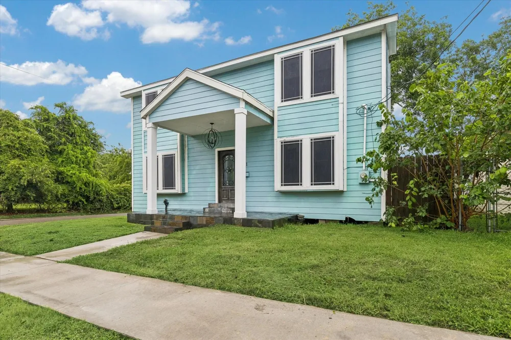 601 W Cleveland Street Baytown, TX 77520
