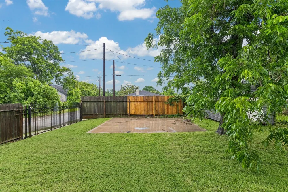 601 W Cleveland Street Baytown, TX 77520