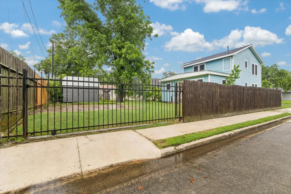 601 W Cleveland Street Baytown, TX 77520