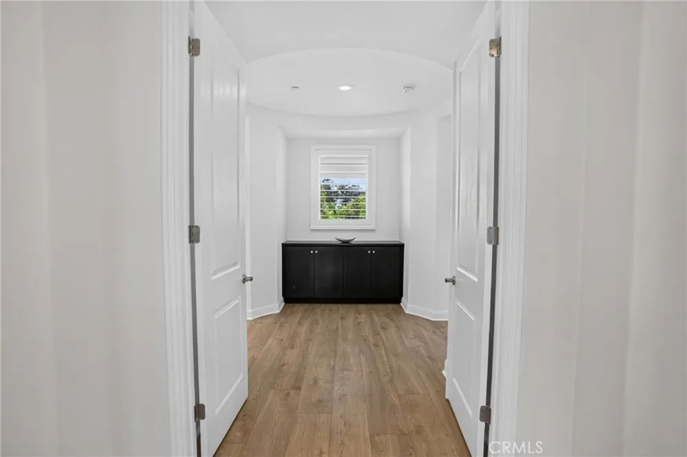 19865 Split Oak Los Angeles, CA 91311