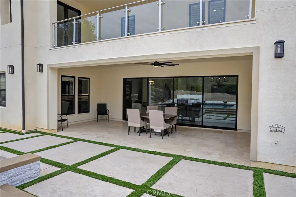 19865 Split Oak Los Angeles, CA 91311