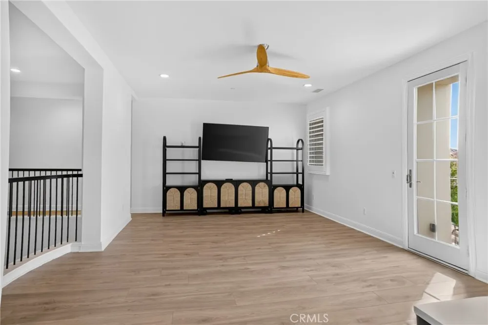 19865 Split Oak Los Angeles, CA 91311