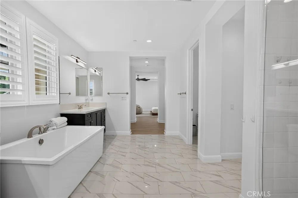 19865 Split Oak Los Angeles, CA 91311