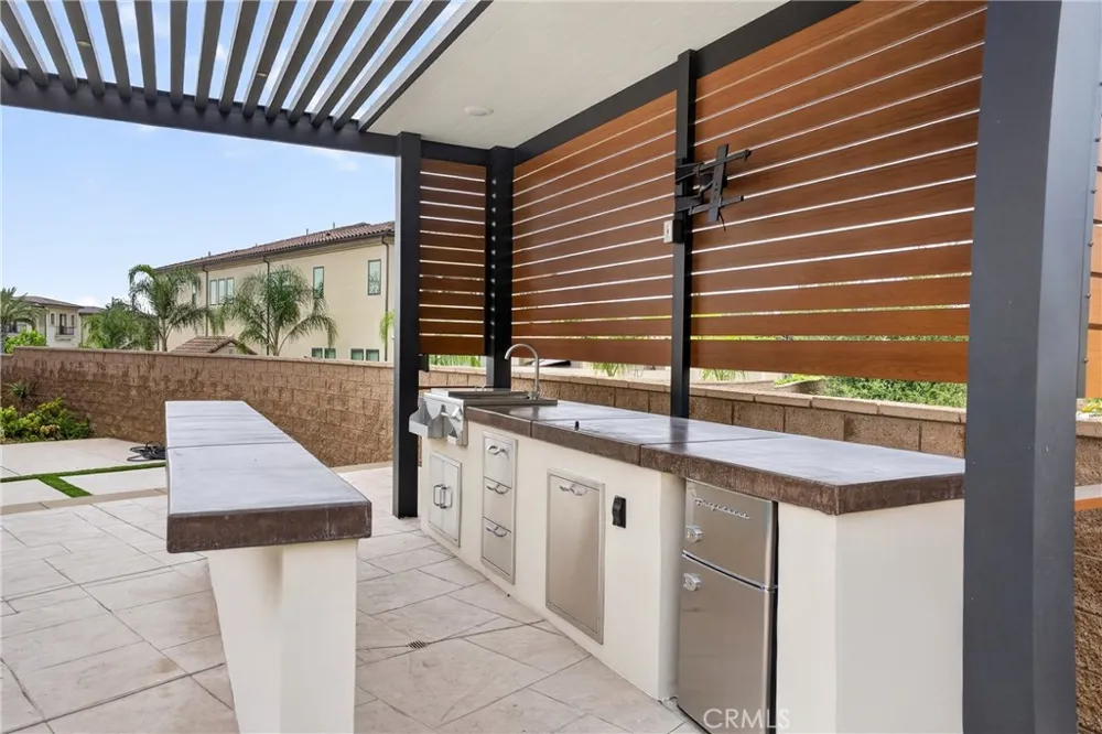 19865 Split Oak Los Angeles, CA 91311