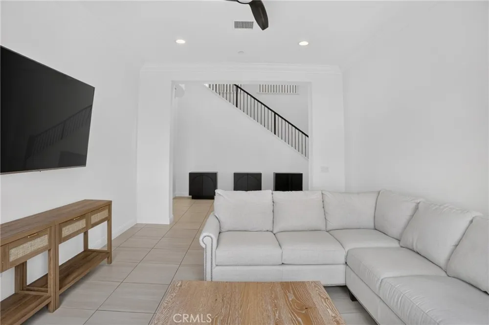 19865 Split Oak Los Angeles, CA 91311
