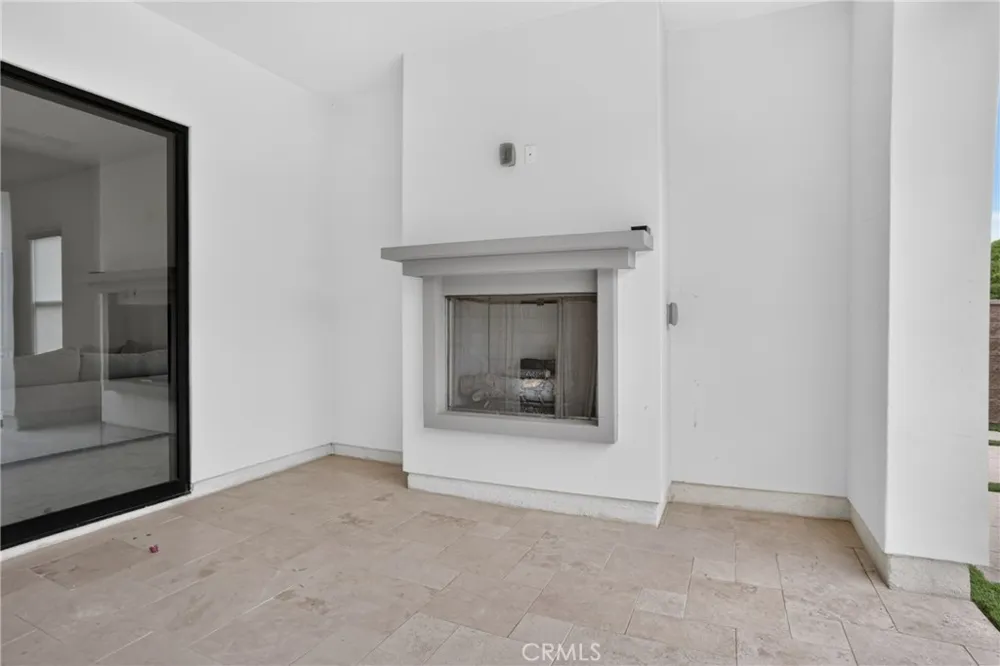 19865 Split Oak Los Angeles, CA 91311