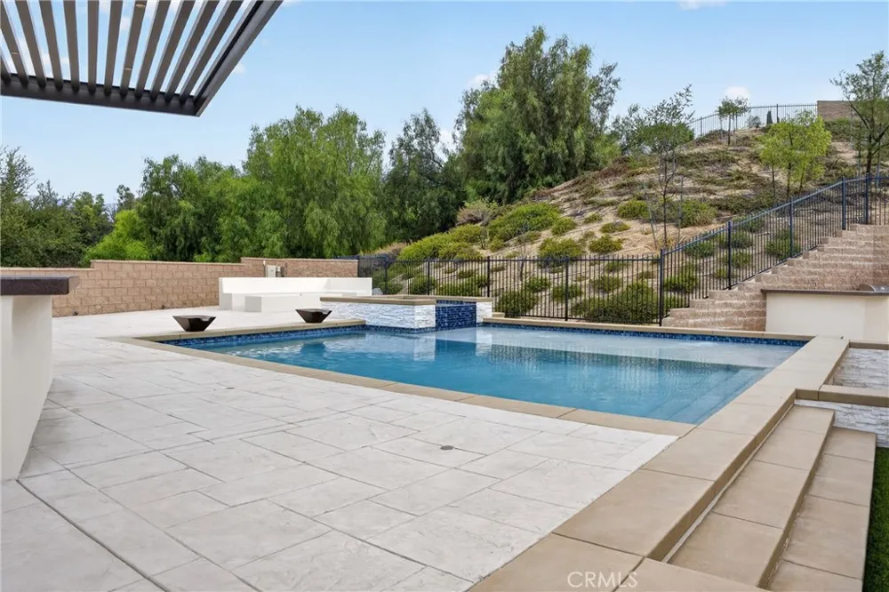 19865 Split Oak Los Angeles, CA 91311
