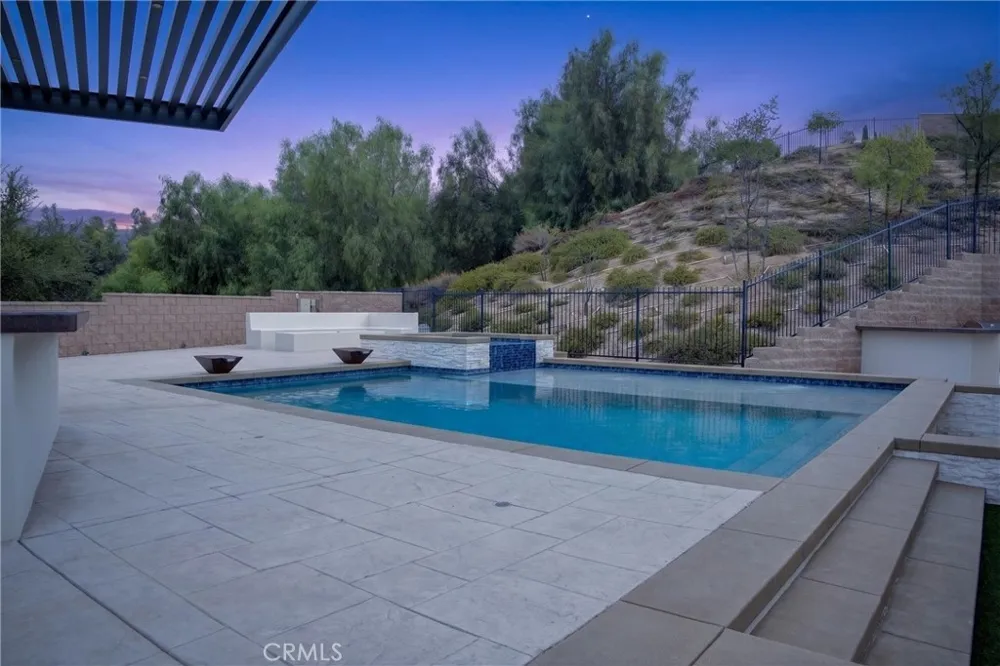 19865 Split Oak Los Angeles, CA 91311