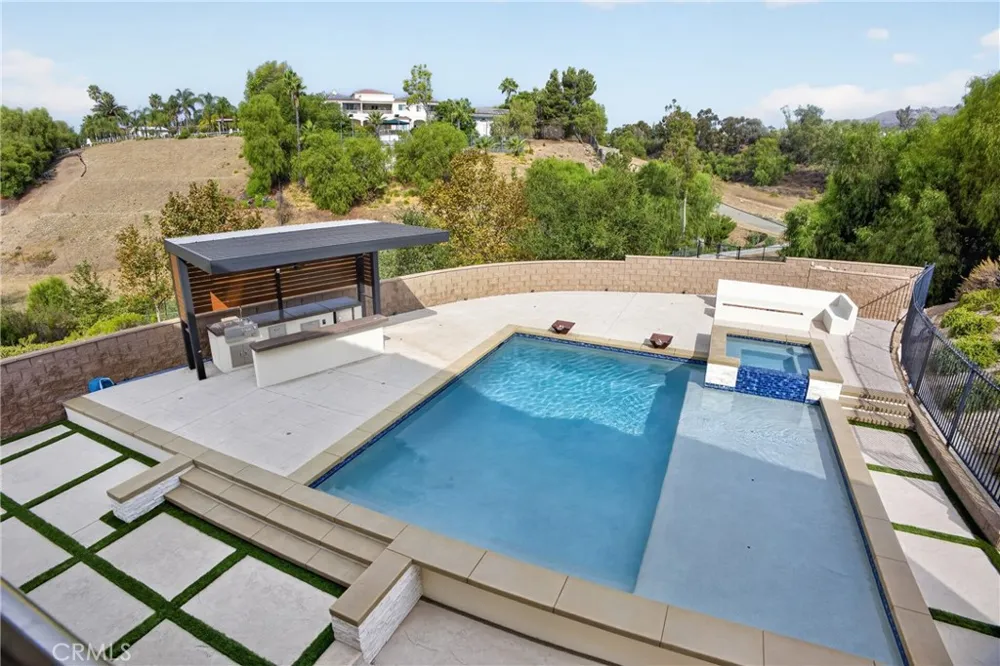 19865 Split Oak Los Angeles, CA 91311