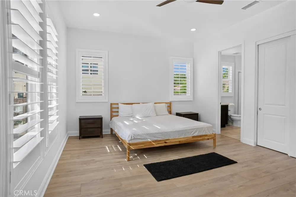 19865 Split Oak Los Angeles, CA 91311