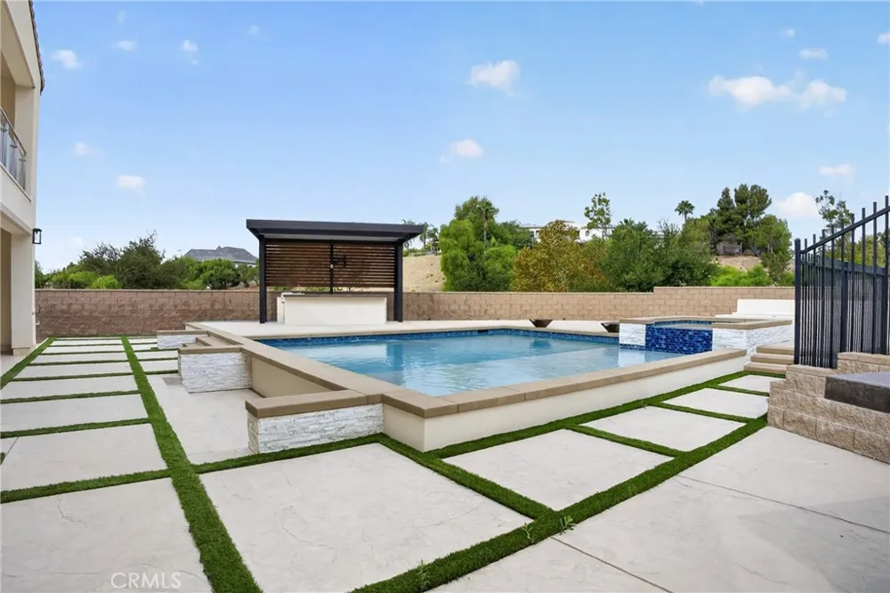 19865 Split Oak Los Angeles, CA 91311