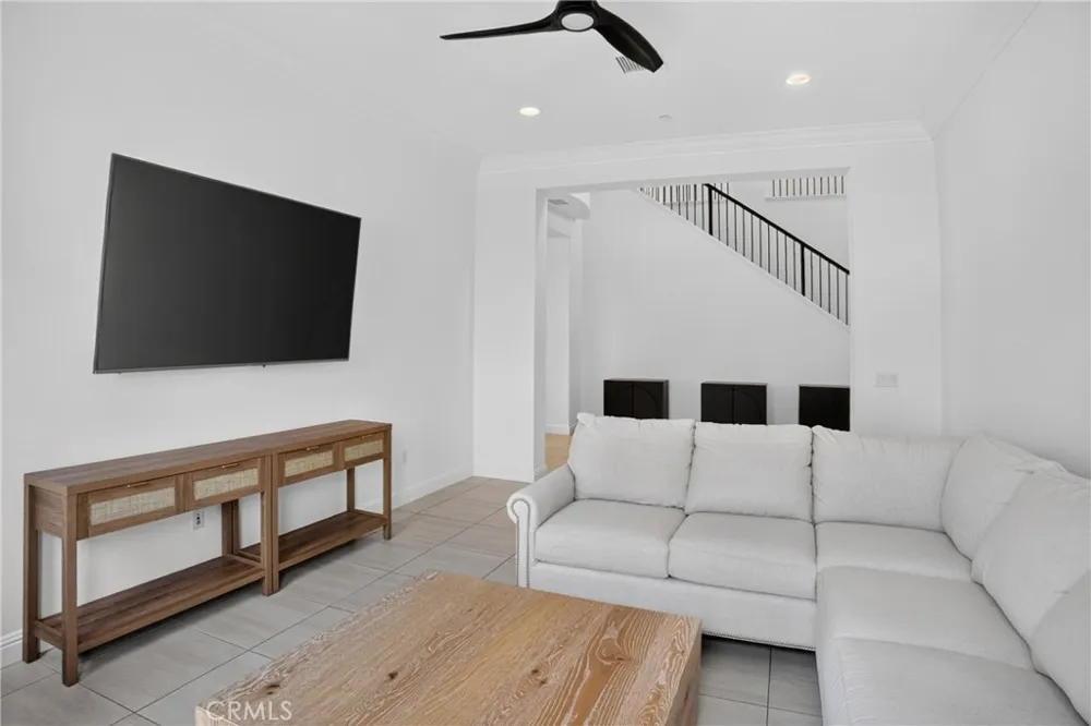 19865 Split Oak Los Angeles, CA 91311