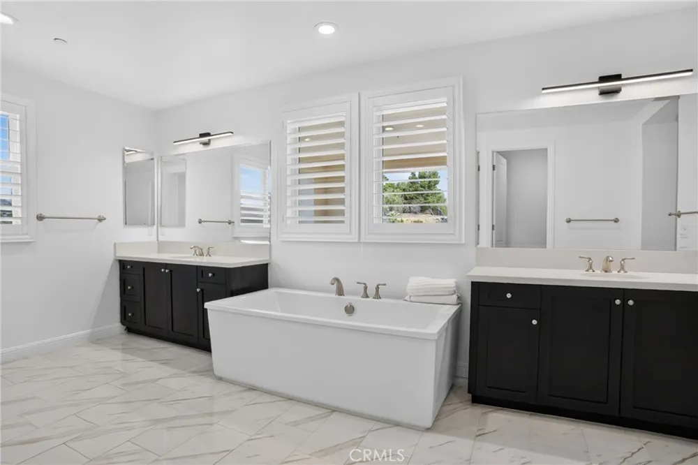 19865 Split Oak Los Angeles, CA 91311