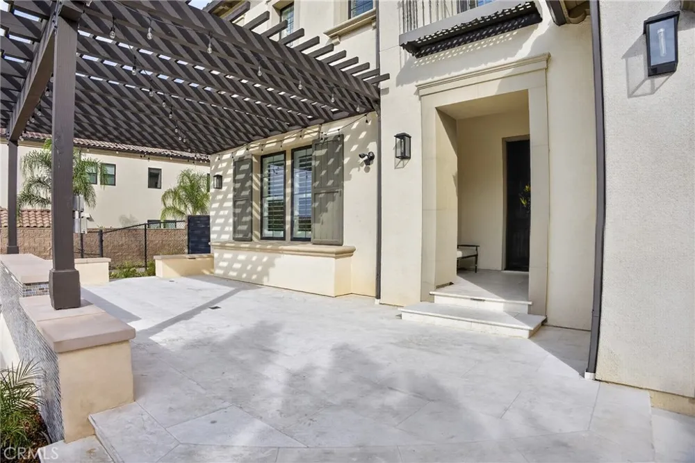 19865 Split Oak Los Angeles, CA 91311