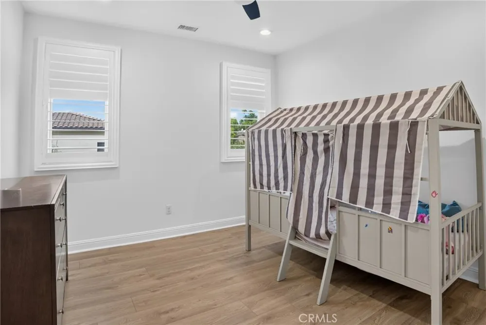 19865 Split Oak Los Angeles, CA 91311