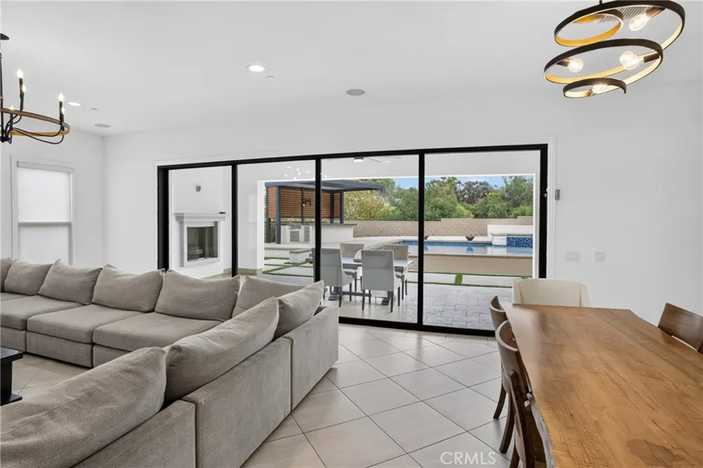 19865 Split Oak Los Angeles, CA 91311