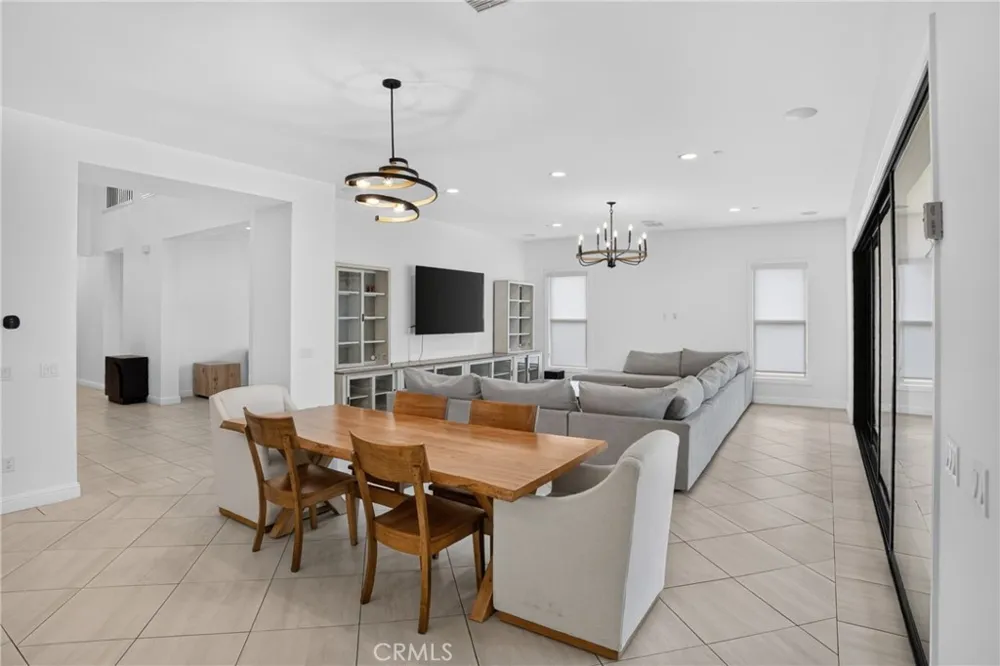19865 Split Oak Los Angeles, CA 91311