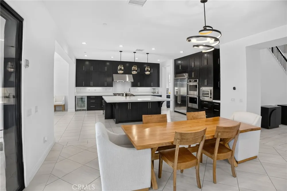 19865 Split Oak Los Angeles, CA 91311