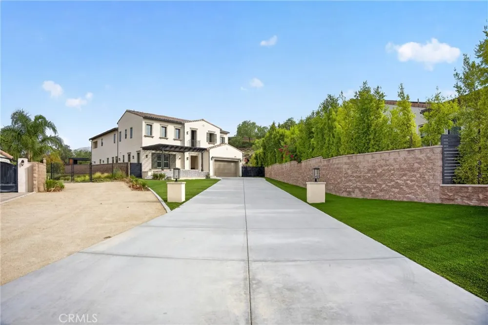 19865 Split Oak Los Angeles, CA 91311