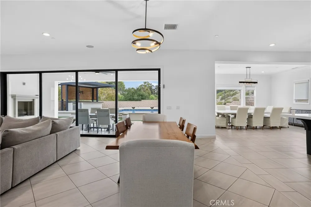 19865 Split Oak Los Angeles, CA 91311