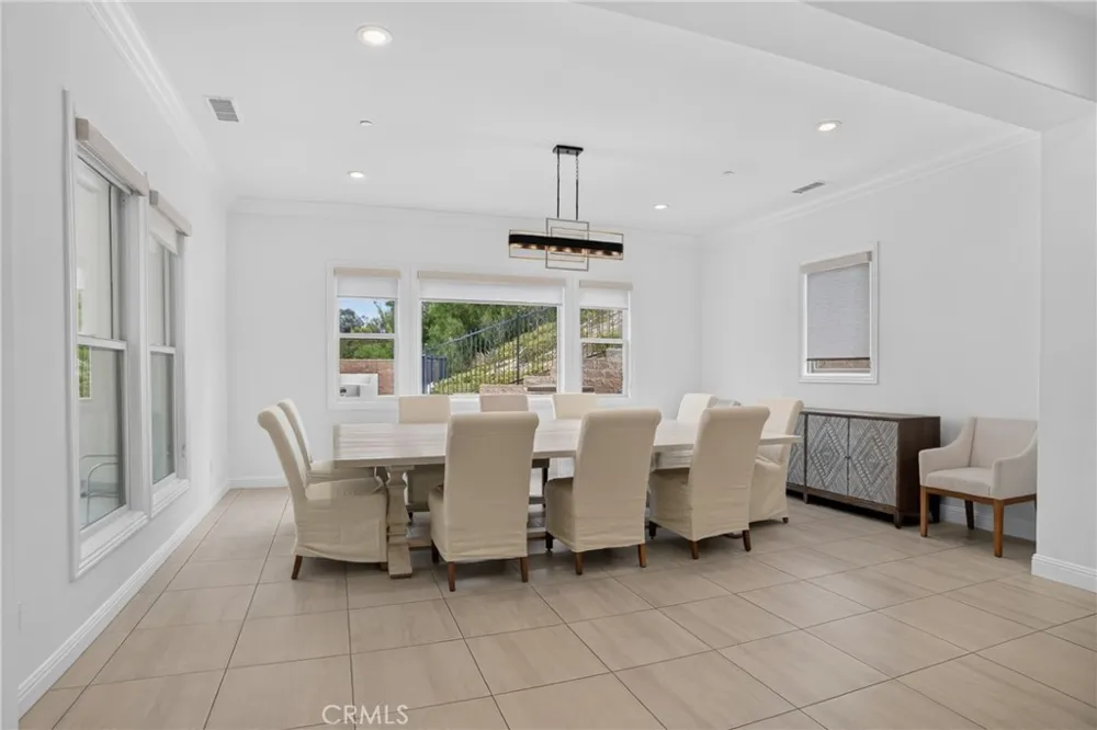 19865 Split Oak Los Angeles, CA 91311