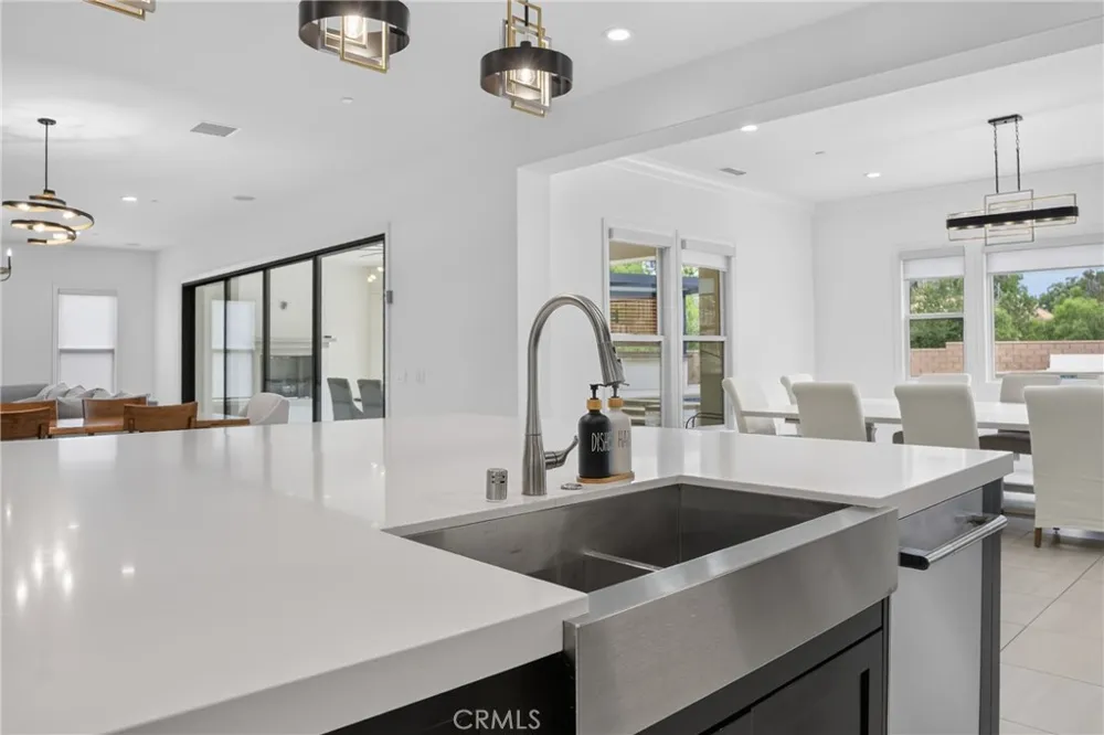 19865 Split Oak Los Angeles, CA 91311