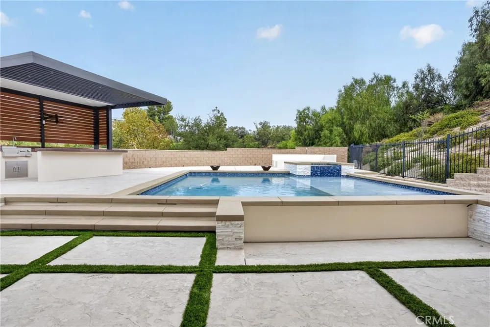 19865 Split Oak Los Angeles, CA 91311