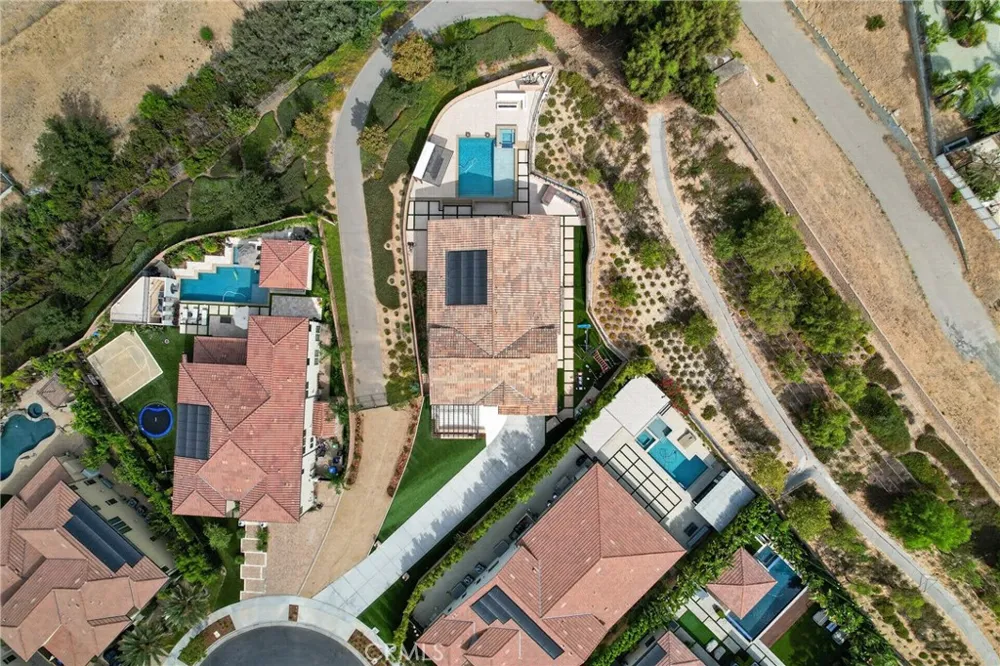 19865 Split Oak Los Angeles, CA 91311