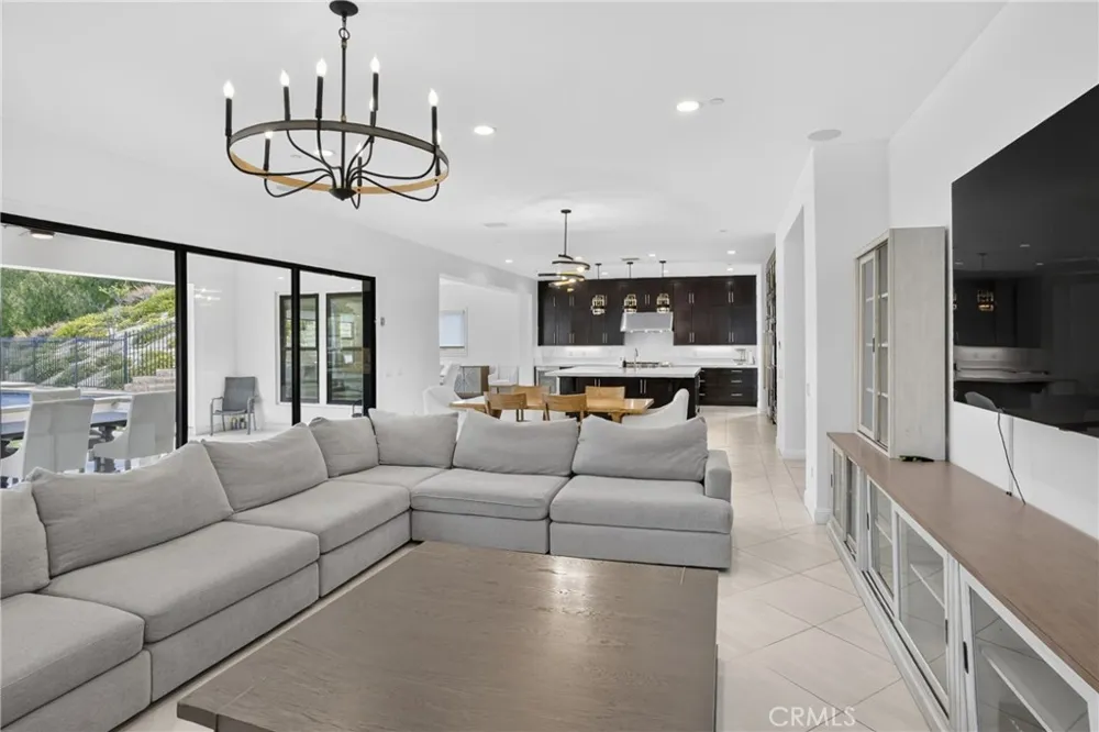 19865 Split Oak Los Angeles, CA 91311