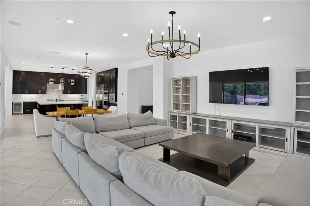 19865 Split Oak Los Angeles, CA 91311