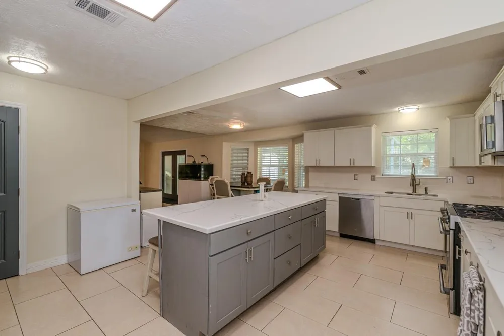 7050 Guess Road Beaumont, TX 77708
