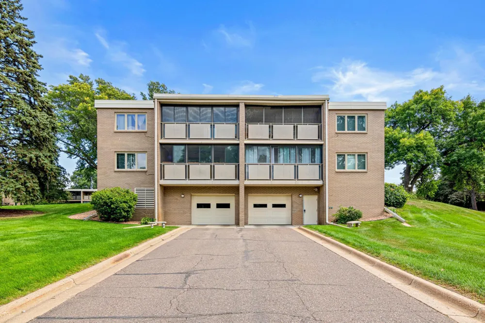 4380 Brookside Court #213 Edina, MN 55436