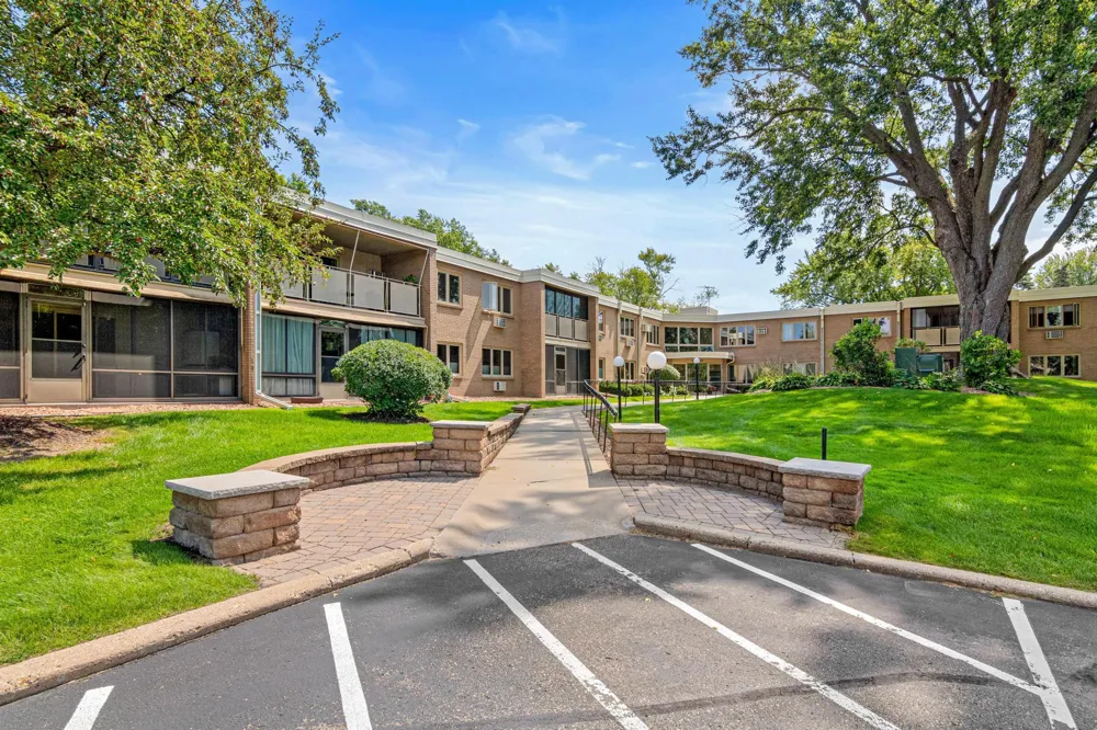 4380 Brookside Court #213 Edina, MN 55436
