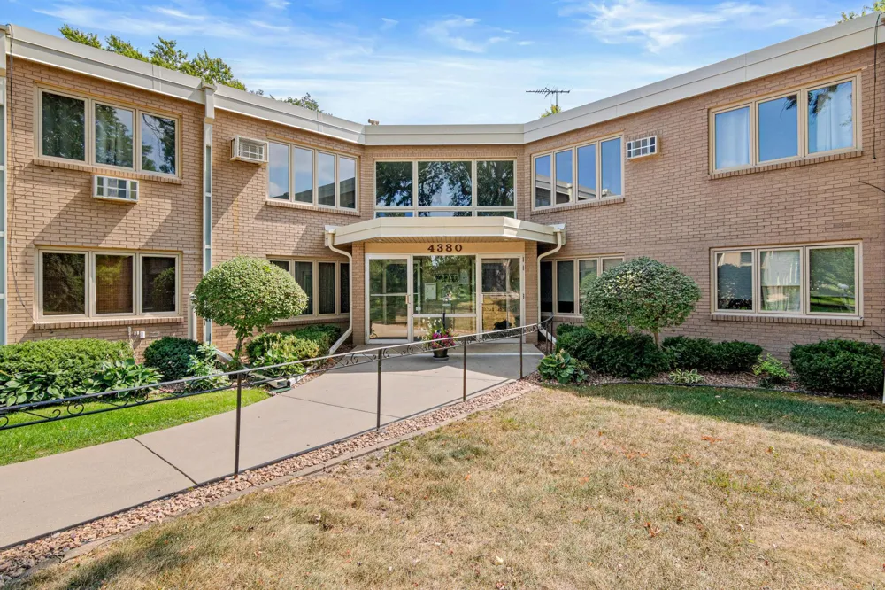 4380 Brookside Court #213 Edina, MN 55436
