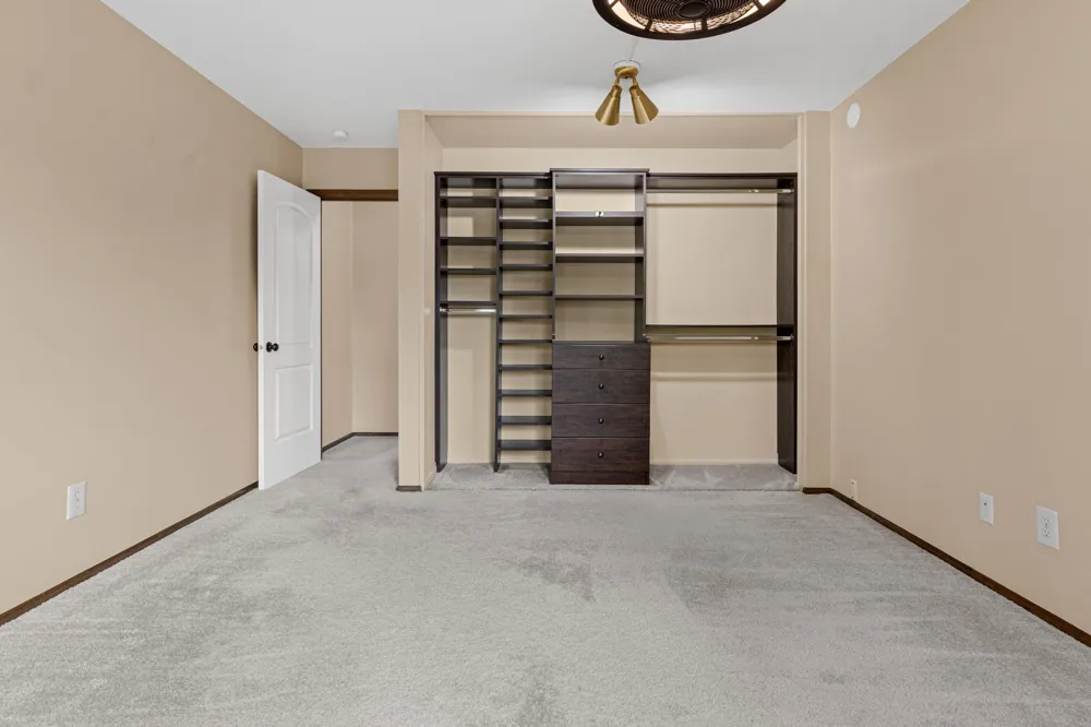 4380 Brookside Court #213 Edina, MN 55436