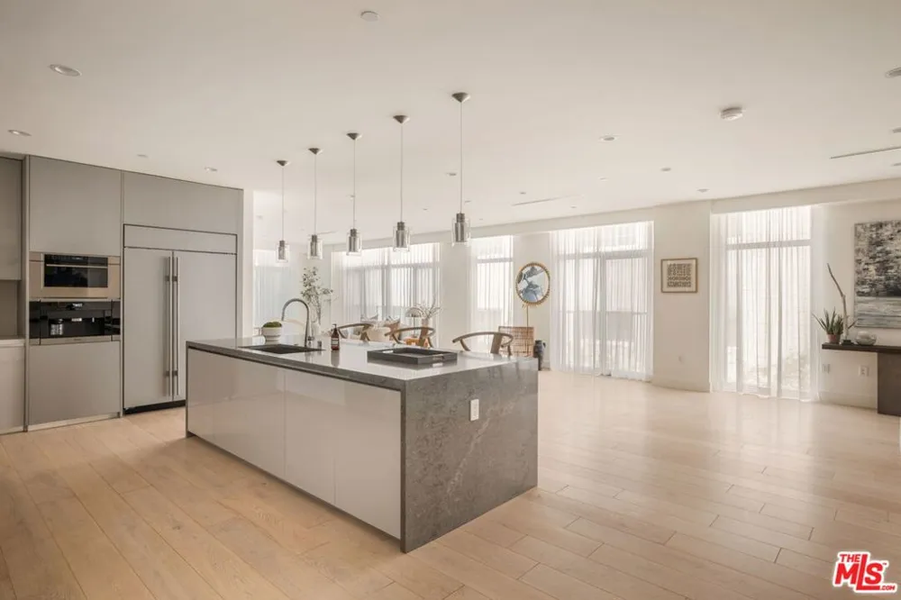 425 Palm Drive #402 Beverly Hills, CA 90210