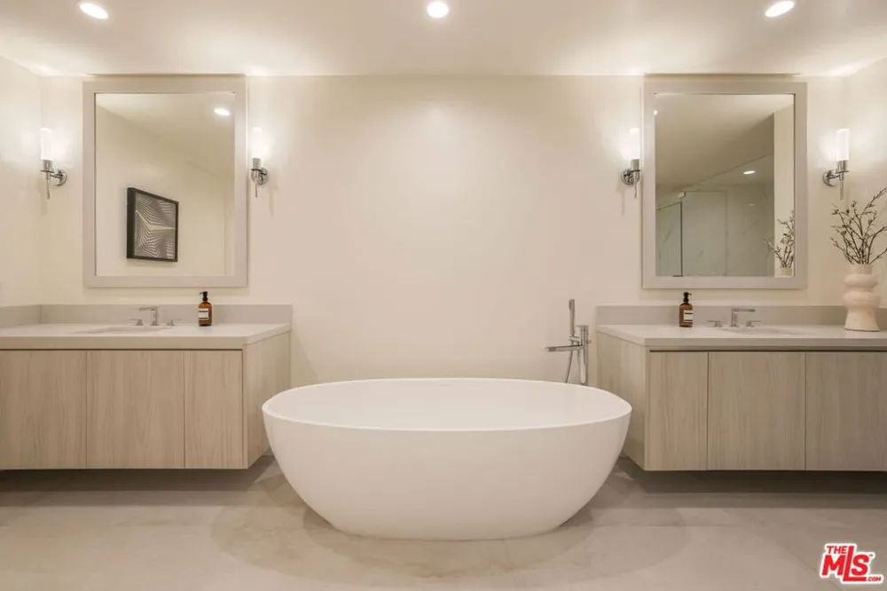 425 Palm Drive #402 Beverly Hills, CA 90210