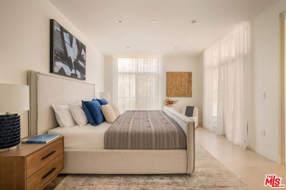 425 Palm Drive #402 Beverly Hills, CA 90210