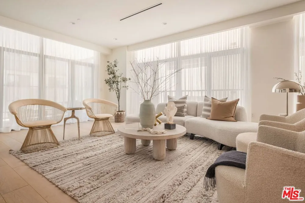 425 Palm Drive #402 Beverly Hills, CA 90210