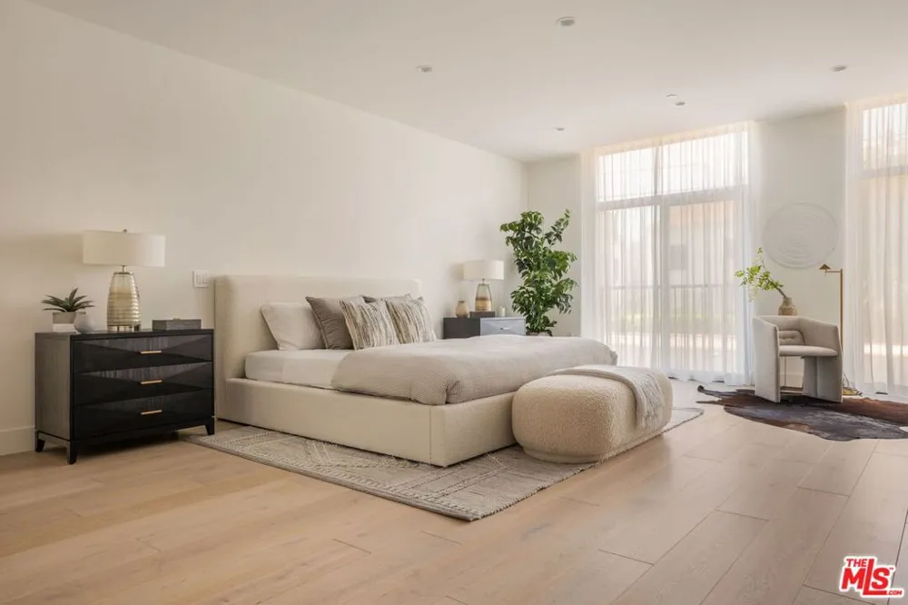 425 Palm Drive #402 Beverly Hills, CA 90210