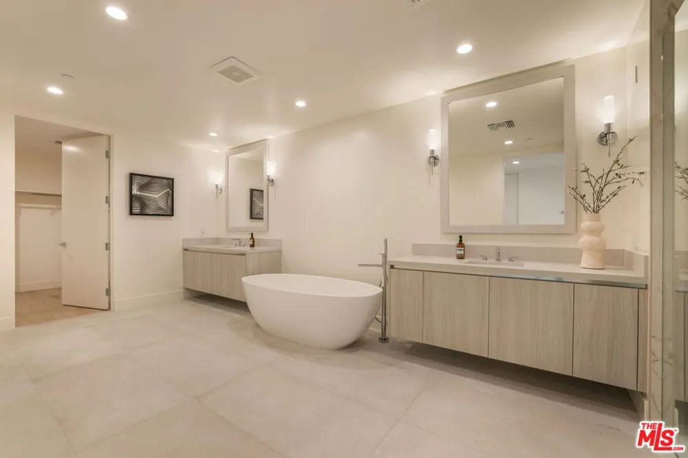 425 Palm Drive #402 Beverly Hills, CA 90210