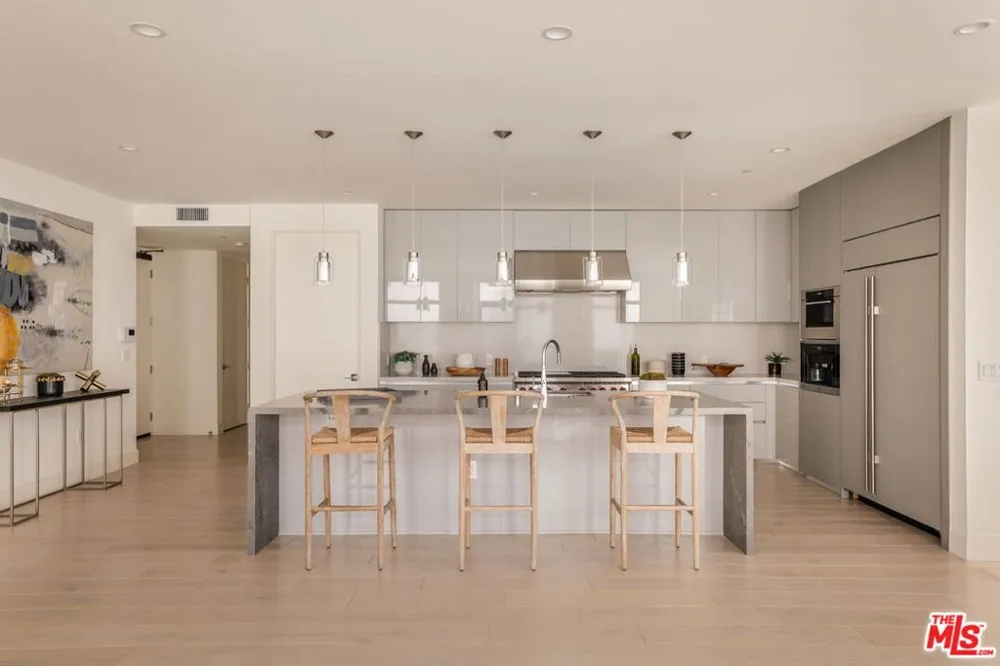 425 Palm Drive #402 Beverly Hills, CA 90210