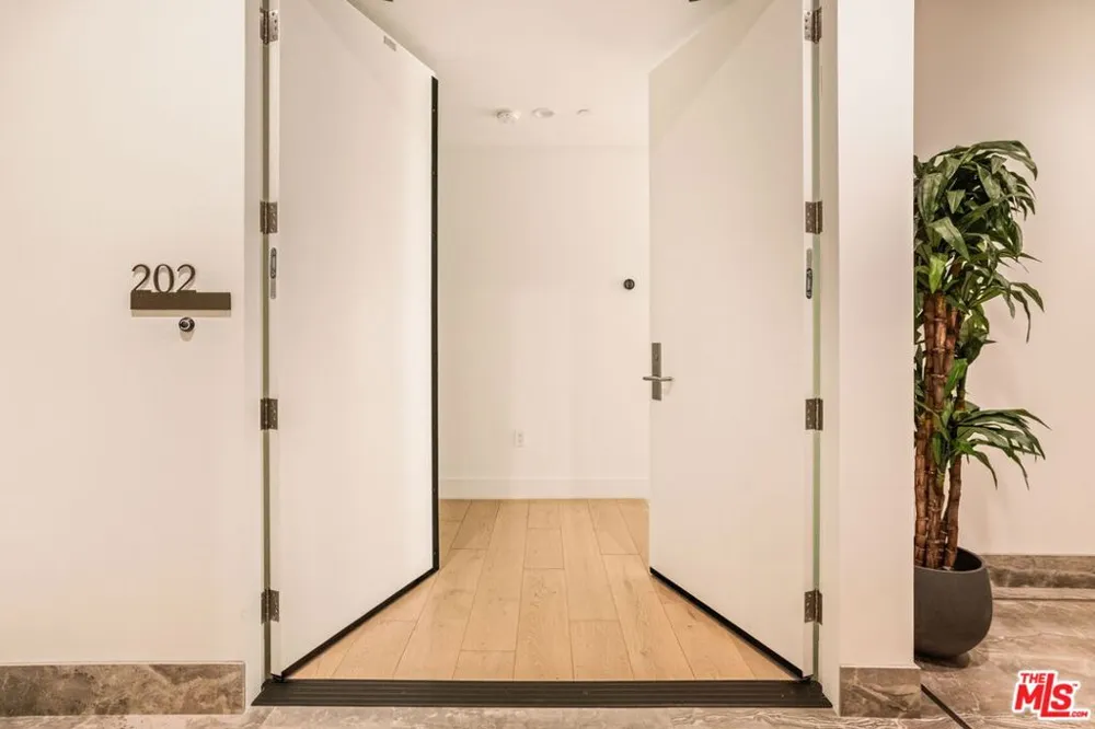 425 Palm Drive #402 Beverly Hills, CA 90210