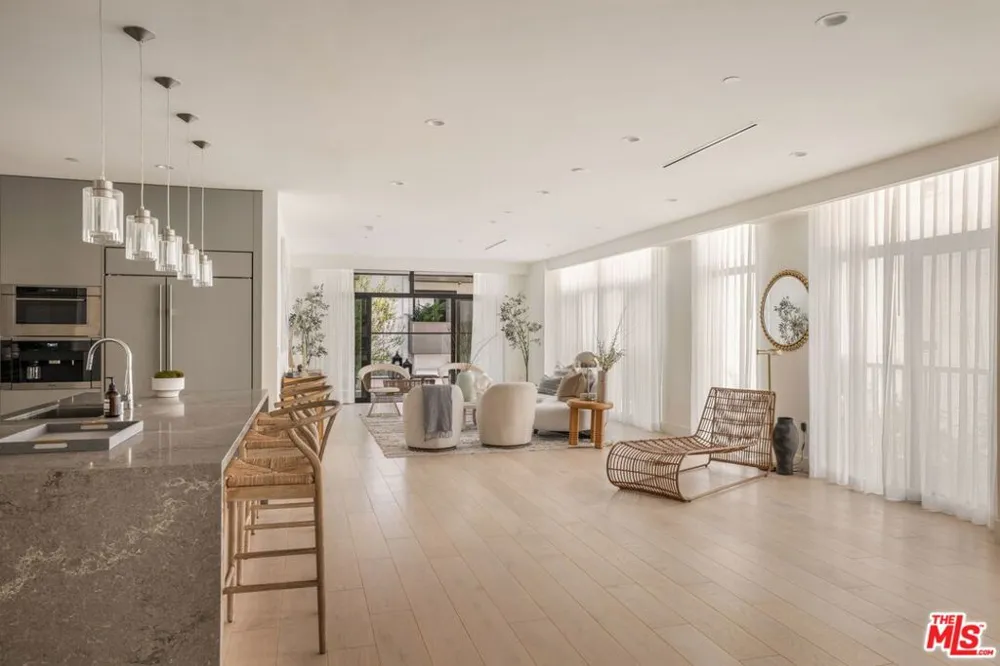 425 Palm Drive #402 Beverly Hills, CA 90210