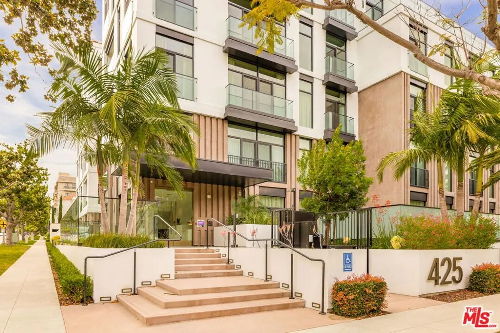 425 Palm Drive #402 Beverly Hills, CA 90210