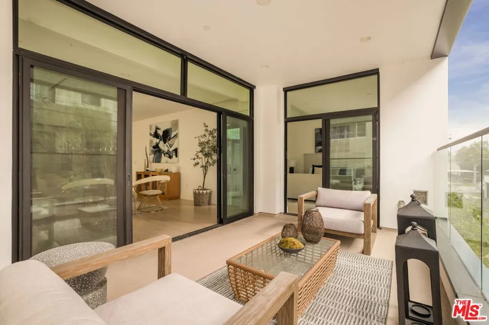 425 Palm Drive #402 Beverly Hills, CA 90210
