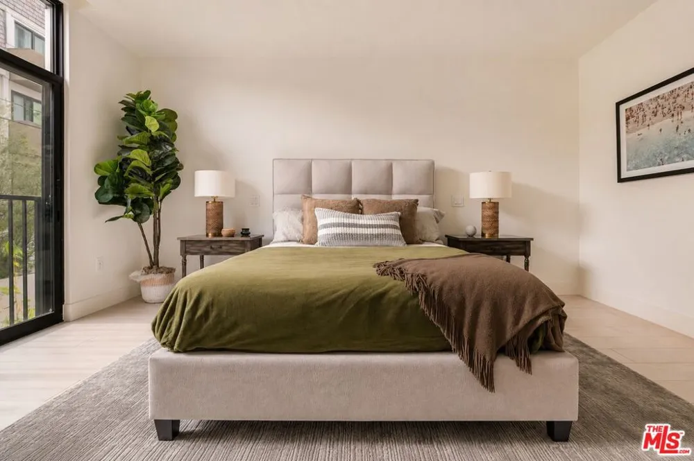 425 Palm Drive #402 Beverly Hills, CA 90210