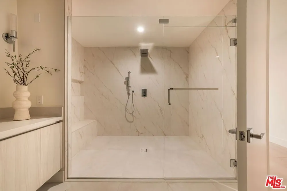 425 Palm Drive #402 Beverly Hills, CA 90210