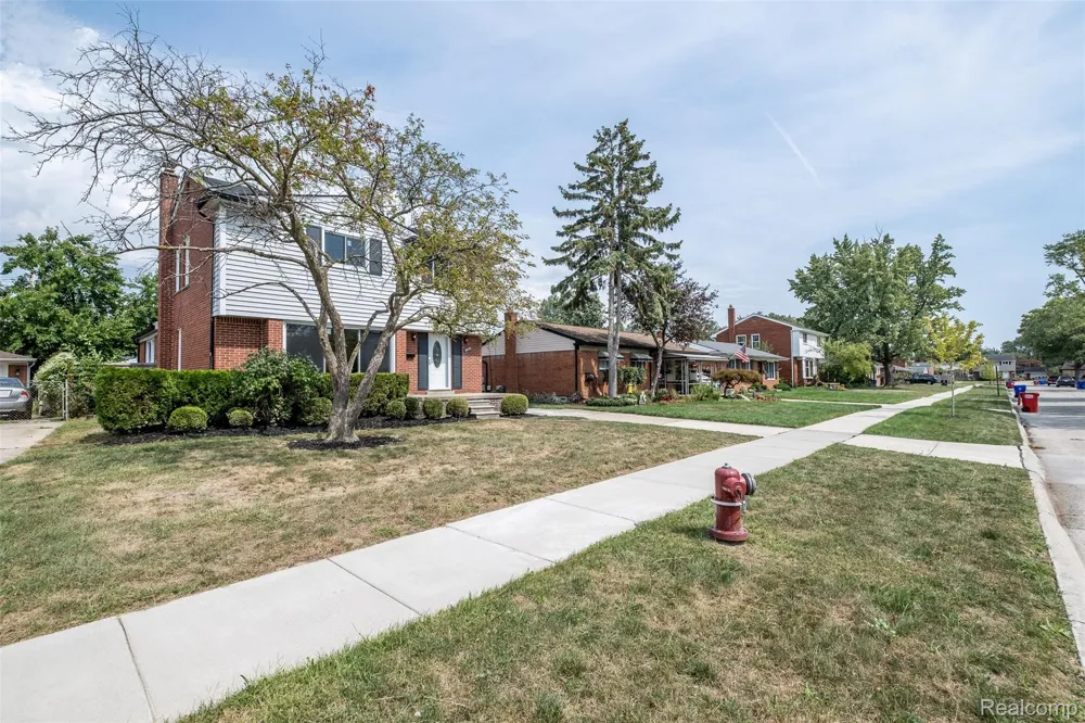 18259 Spring Court S Fraser City, MI 48026