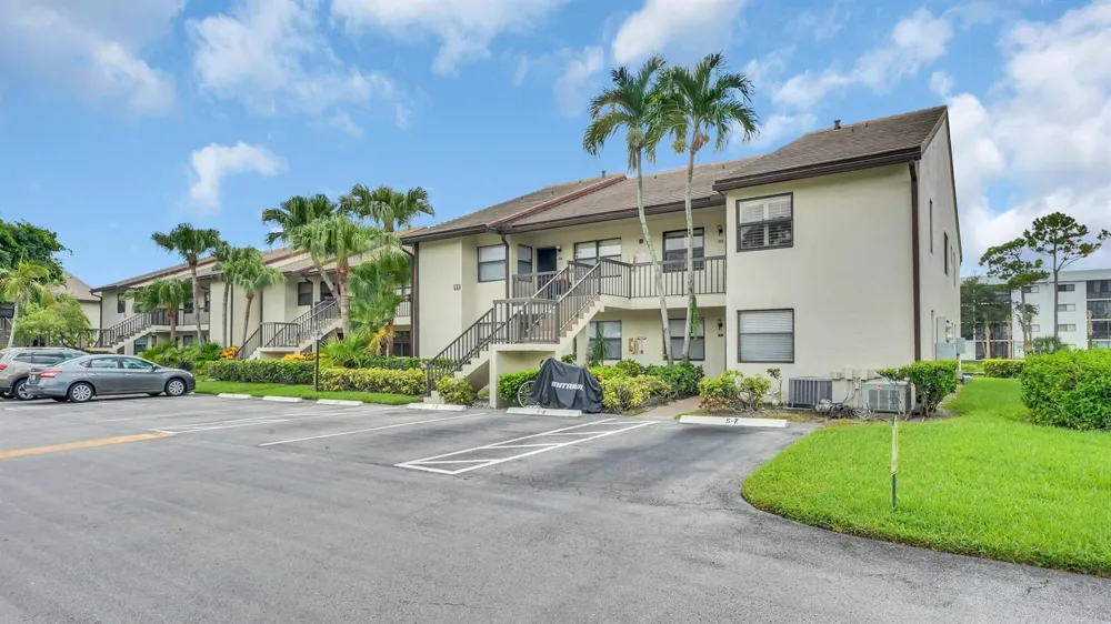 7618 Tahiti Lane #206 Lake Worth, FL 33467